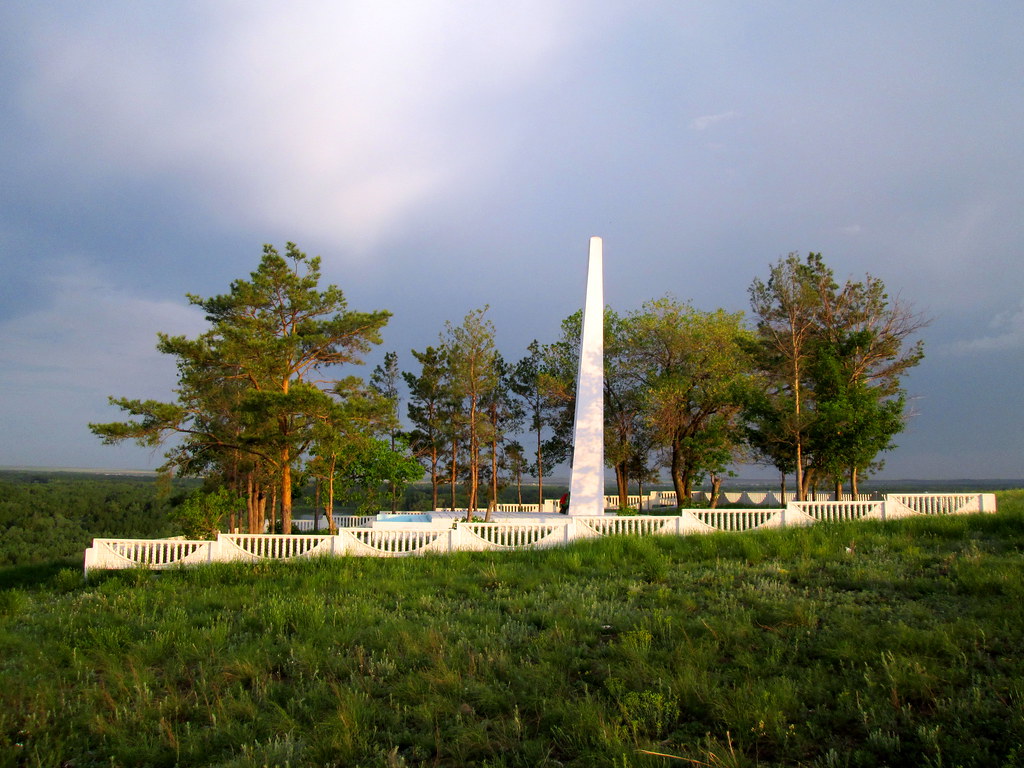 Великая страна СССР,стела в память о погибших в Салмышском бою на горе Янгизской