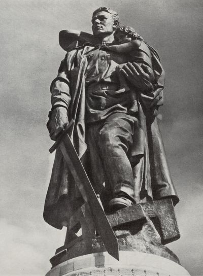 Великая страна СССР,монумент советскому Воину-освободителю в берлинском Трептов-парке