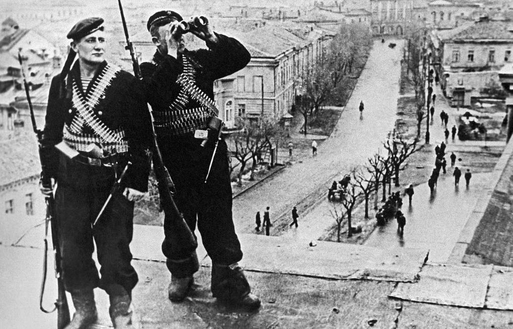 Великая страна СССР,Керчь - 1944 год - Советские моряки в освобожденном городе