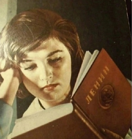 Великая страна СССР,Девушка читает том Ленина