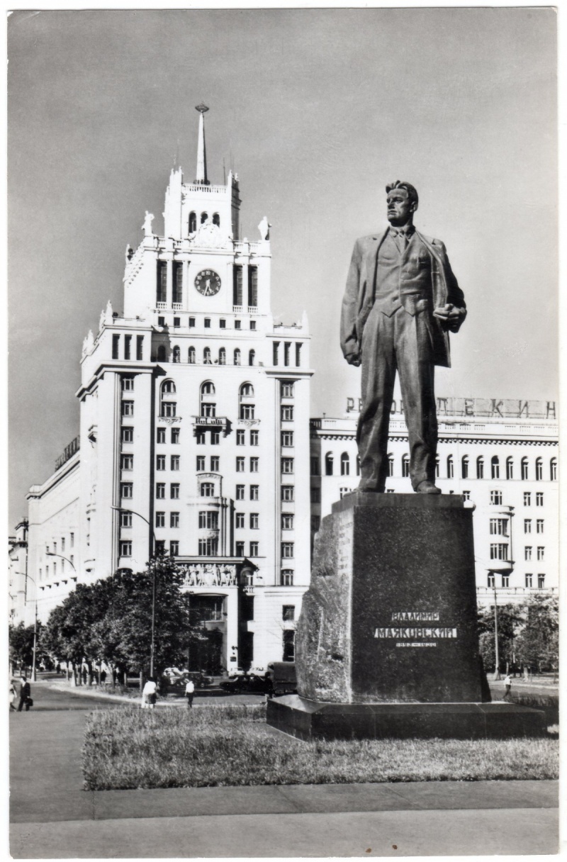 Великая страна СССР,памятник Маяковскому