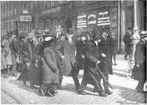 Великая страна СССР,Ленин на вокзале Стокгольма 31 марта 1917