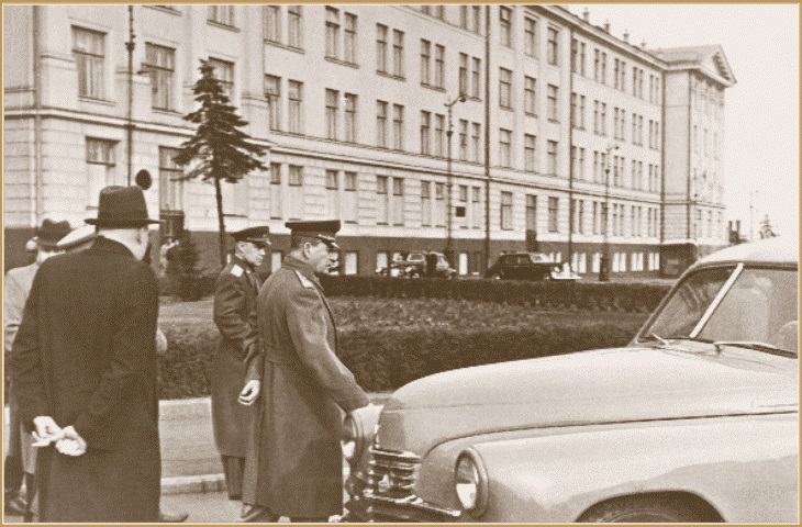 Великая страна СССР,Сталин осматривает автомобиль ГАЗ-М-20 Победа
