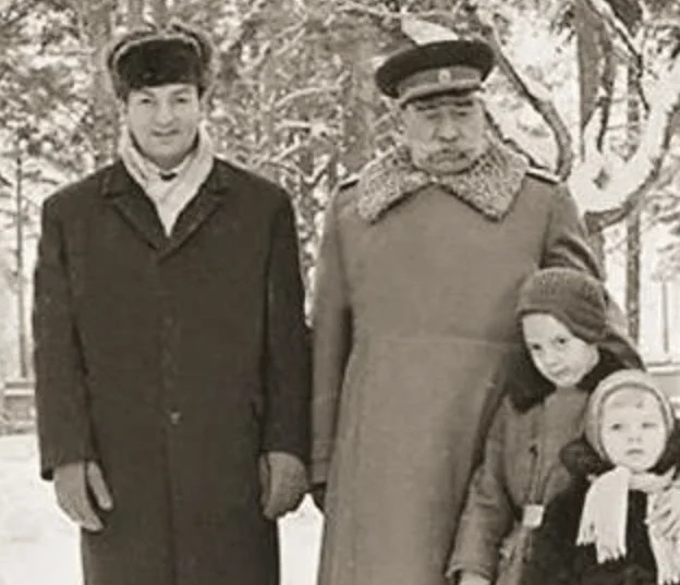 Великая страна СССР,Михаил Державин и Буденный с внуками в парке