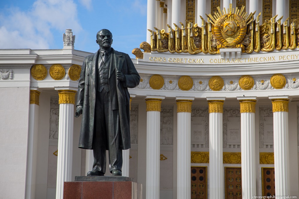 Великая страна СССР,ВДНХ - памятник Ленину около павильона №1