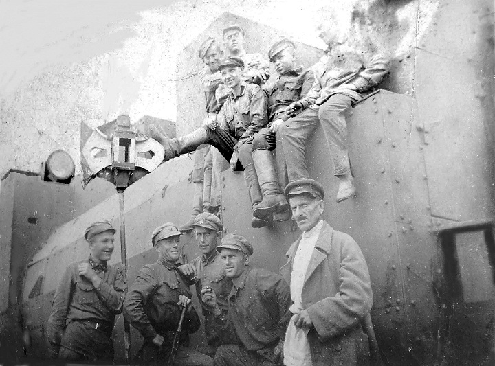 Великая страна СССР, Командир Н.Фролов (в центре) среди личного состава бронепоезда «Ковровский большевик»