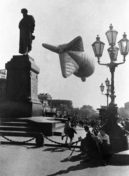 Великая страна СССР,дирижабль на фоне памятника Пушкину - Москва-1941